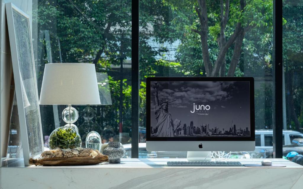 TV a/nebo společenská místnost v ubytování Juno Tanah Abang Jakarta