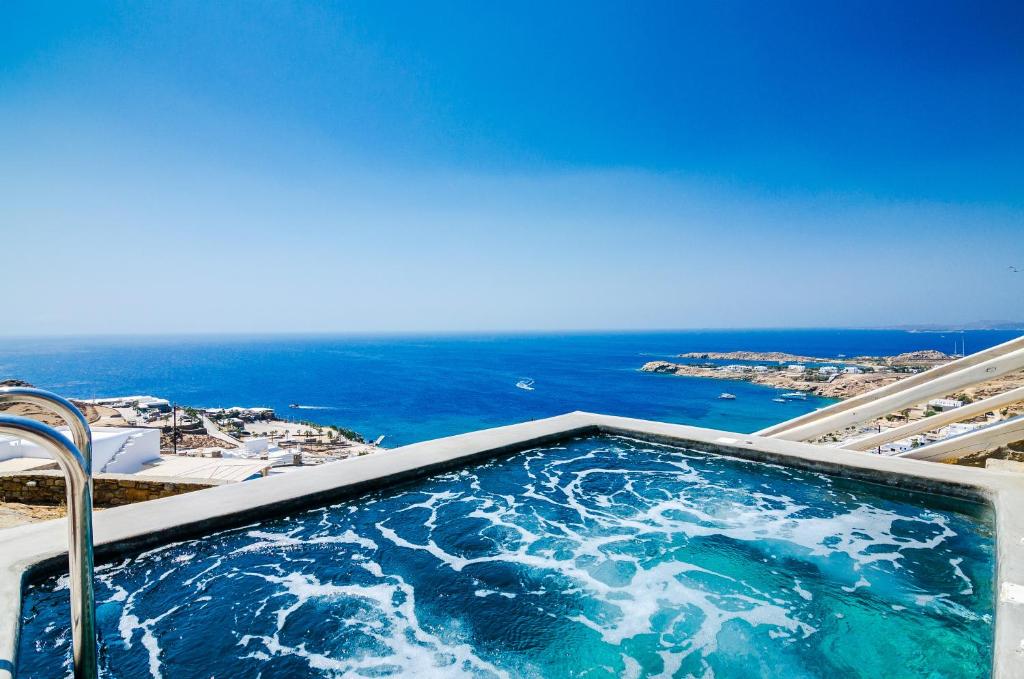 uma piscina com vista para o oceano em Eden View Suites & Villas em Paradise Beach