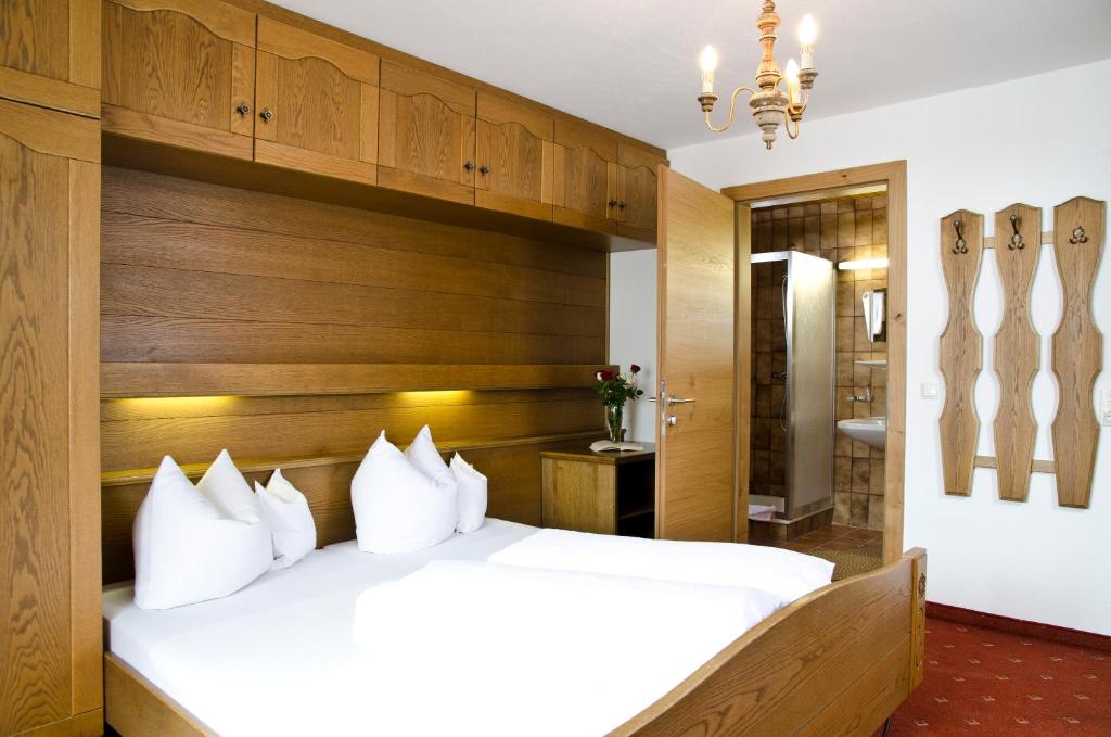 Posteľ alebo postele v izbe v ubytovaní Berghotel Rasis