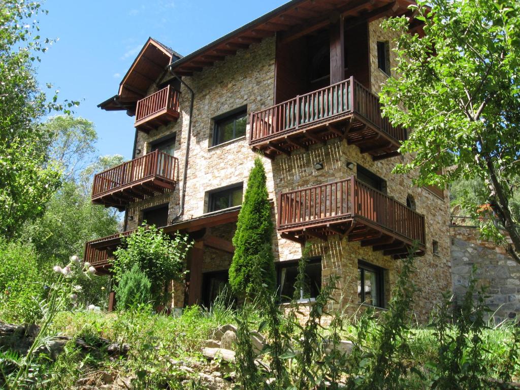 ein Gebäude mit Balkon auf der Seite in der Unterkunft Casa Fontanella in Pal