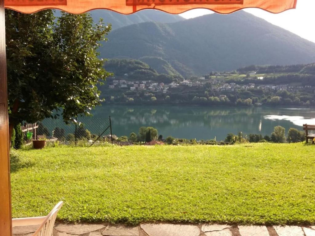 - Vistas al lago desde un campo de hierba en Piccolo Paradiso, en Calceranica al Lago