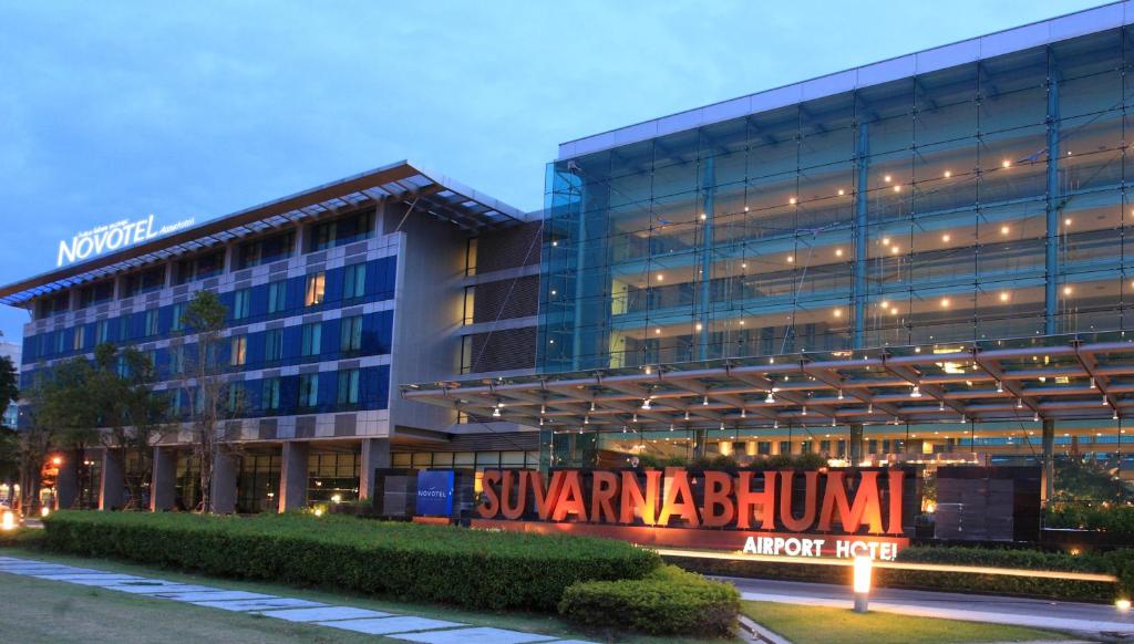 ein großes Gebäude mit einem Schild davor in der Unterkunft Novotel Bangkok Suvarnabhumi Airport in Lat Krabang