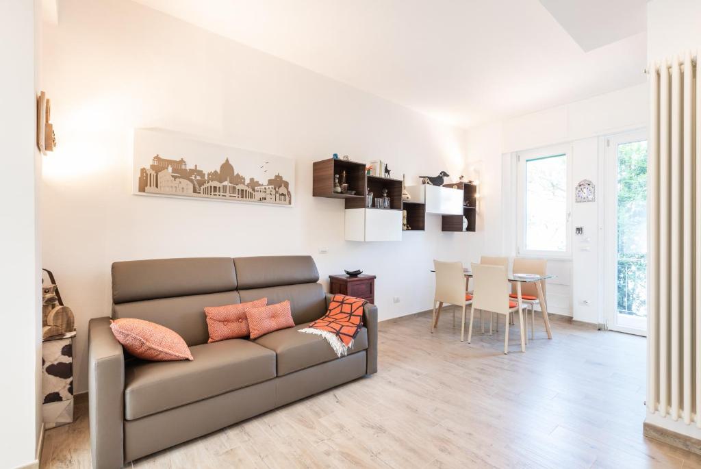 een woonkamer met een bank en een tafel bij Modern Flat Alberti Arno River Lift & Terraces in Florence