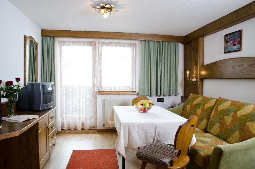 Televízia a/alebo spoločenská miestnosť v ubytovaní Berghotel Rasis