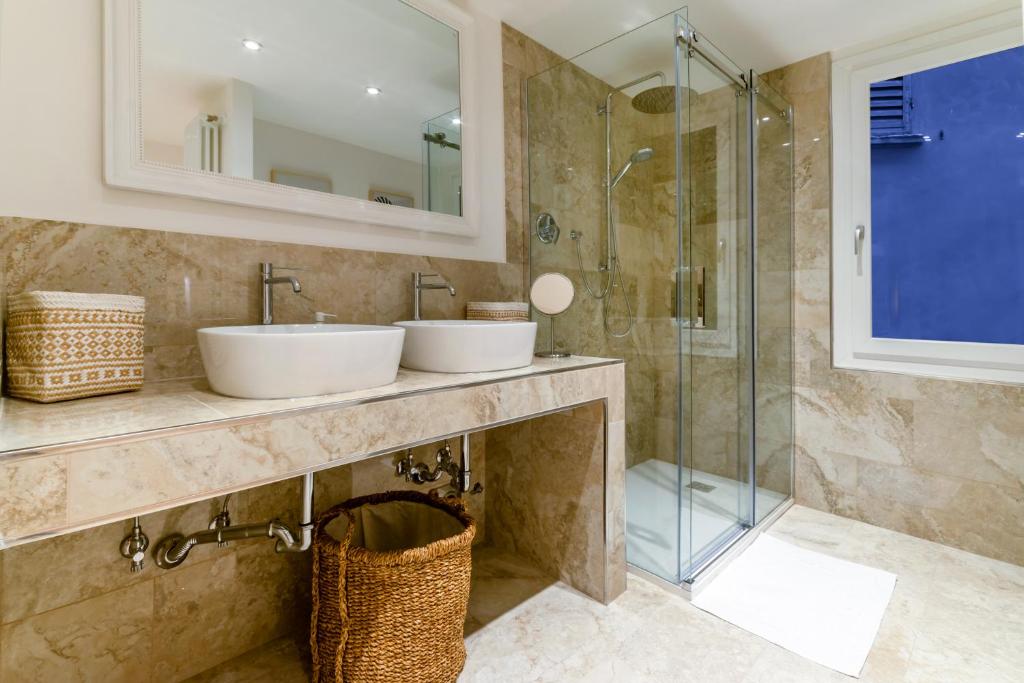 W łazience znajdują się 2 umywalki i przeszklony prysznic. w obiekcie Clavature LuxuryApartment w Bolonii