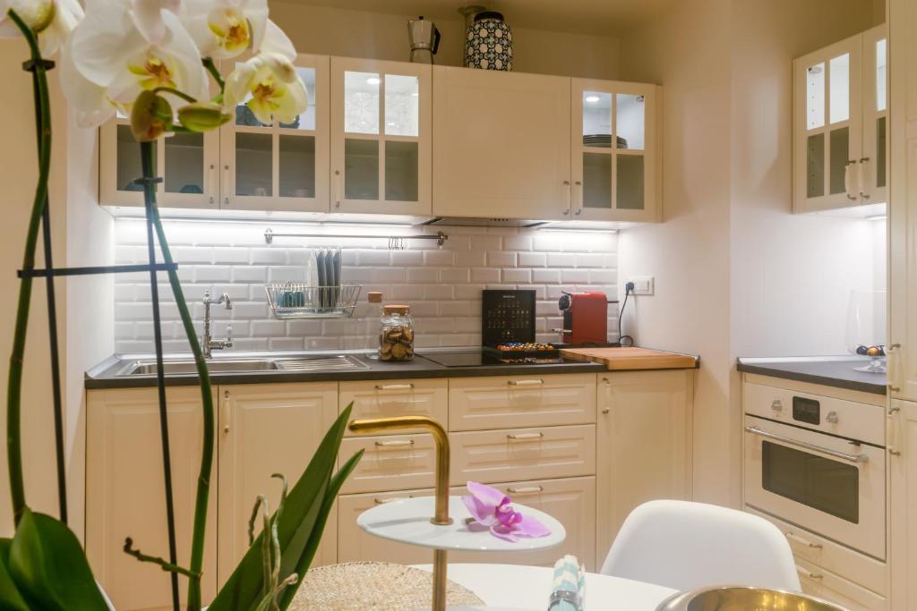 Kuchnia lub aneks kuchenny w obiekcie Clavature LuxuryApartment