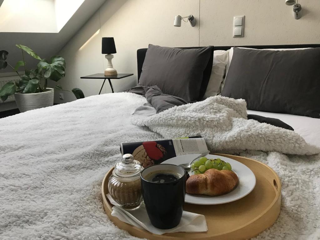 een dienblad met een bord eten op een bed bij Apartament "WARSZAWA" in Warschau