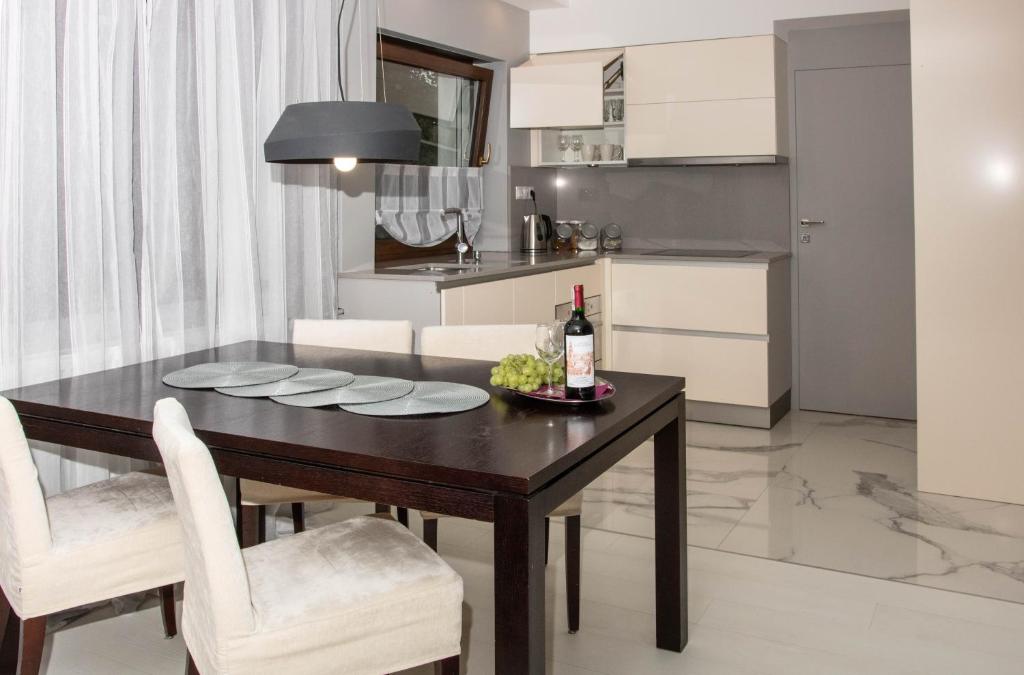 ジェロナ・グラにあるTwo-bedroom Apartmentのキッチン、ダイニングルーム(テーブル、椅子付)