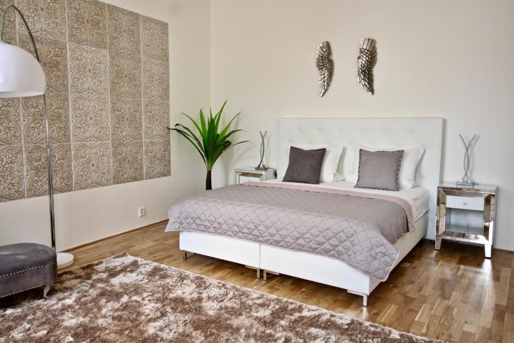 een slaapkamer met een wit bed en een tapijt bij NEW DESIGN & STYLE Apartment Old Town XXL in Praag
