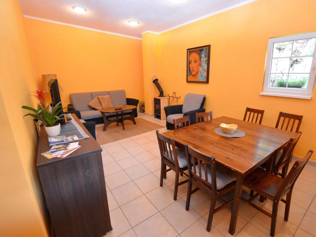 Zdjęcie z galerii obiektu Spacious holiday home with pool w mieście Malečov
