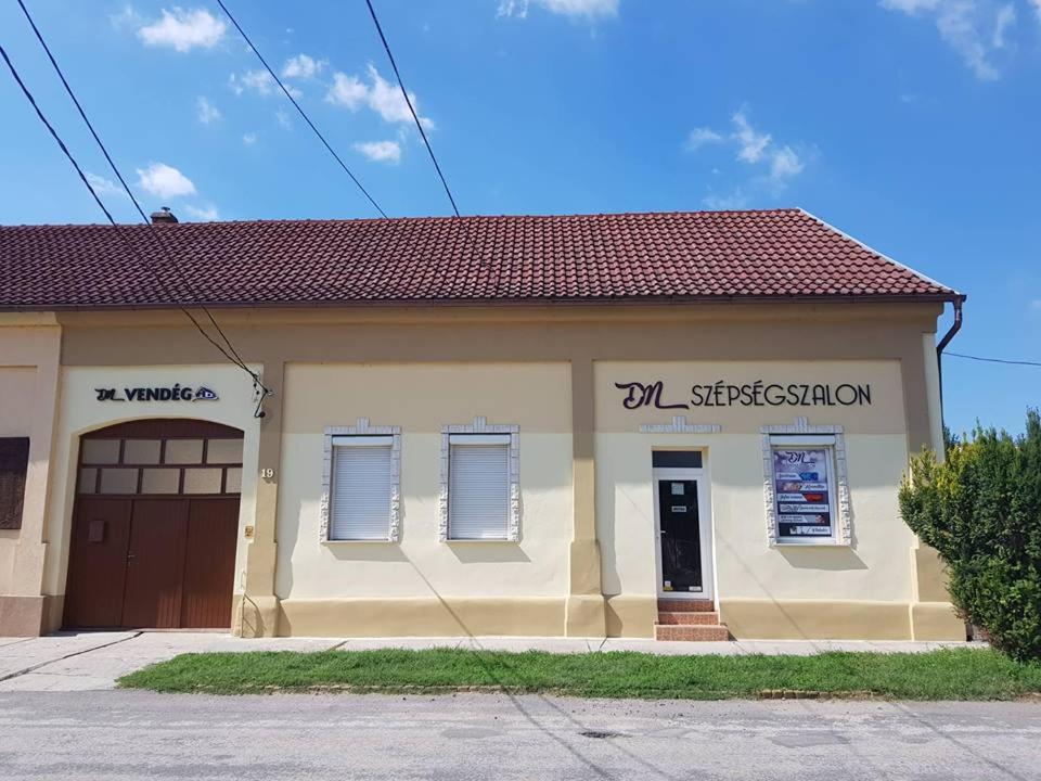 une maison avec un panneau à l'avant dans l'établissement DM Vendégház Villány, à Villány