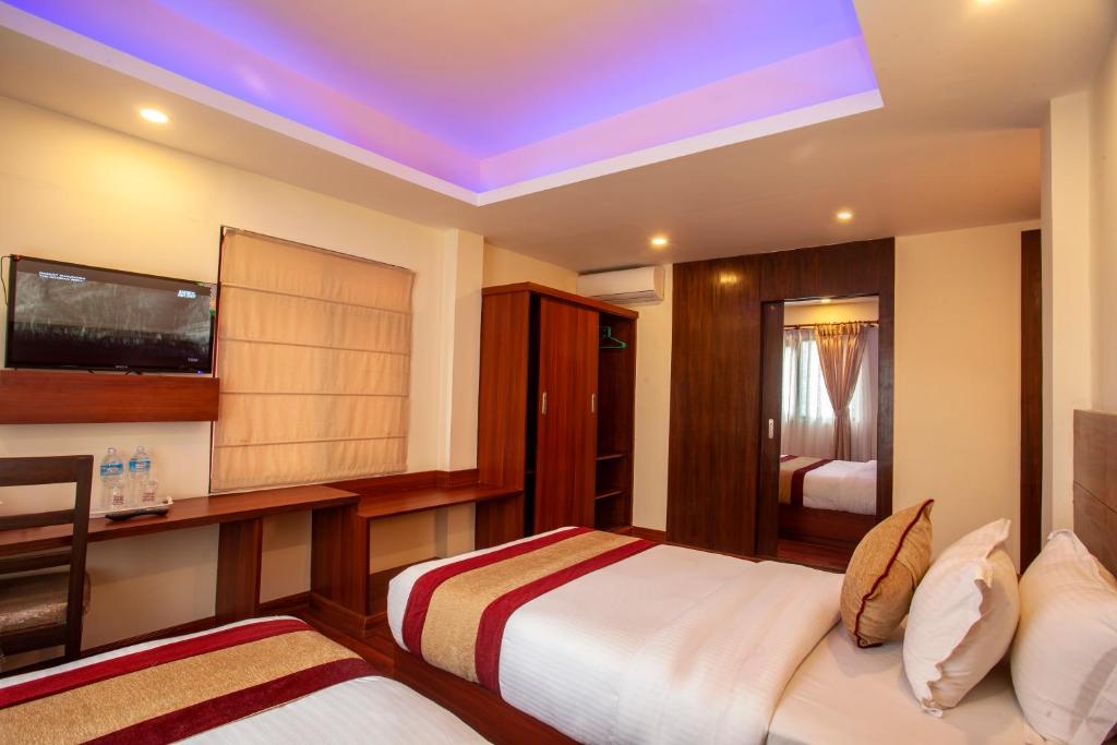 Postel nebo postele na pokoji v ubytování Aryatara Kathmandu Hotel