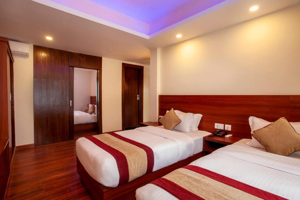 Postel nebo postele na pokoji v ubytování Aryatara Kathmandu Hotel