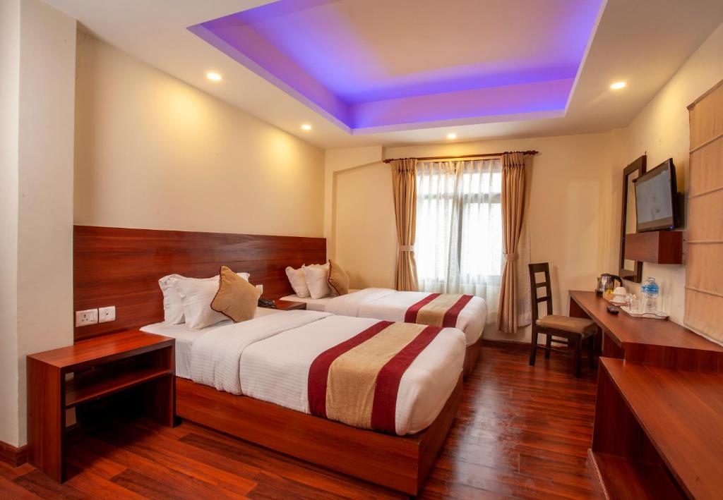 Postel nebo postele na pokoji v ubytování Aryatara Kathmandu Hotel