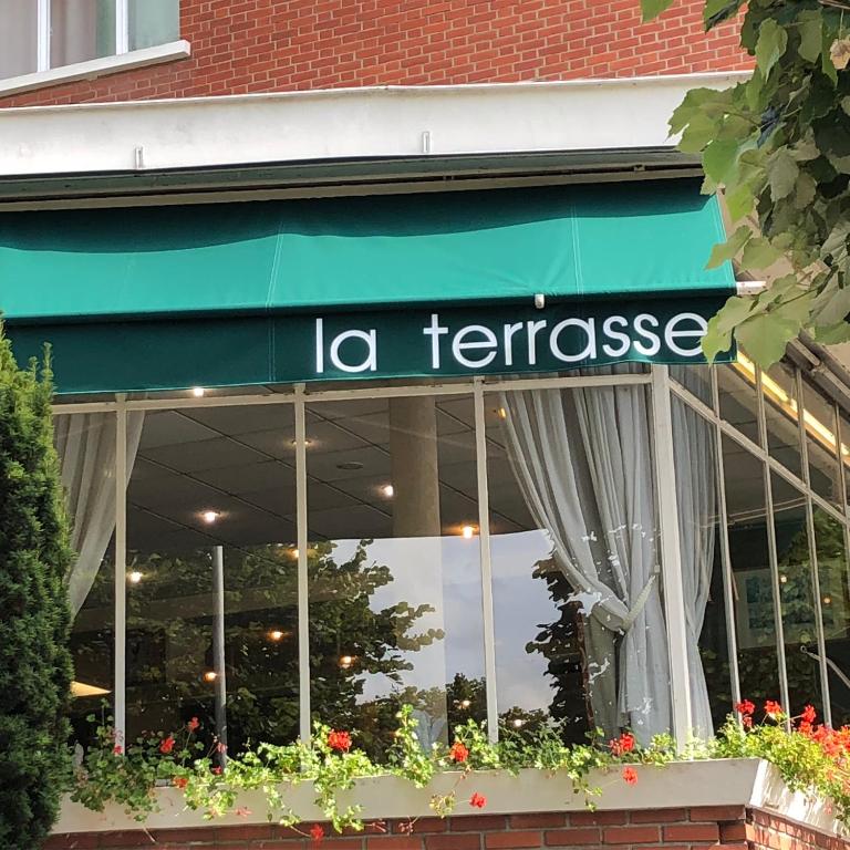 Fotografie z fotogalerie ubytování Logis Terrasse Hôtel v destinaci Lisieux
