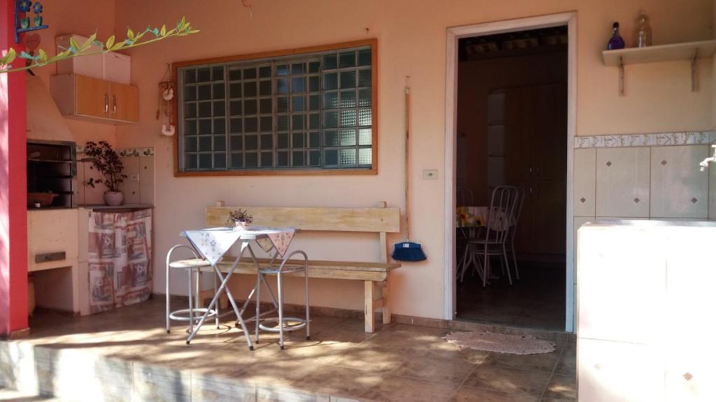 una mesa y sillas frente a una casa en Recanto Flor de lis en Gonçalves
