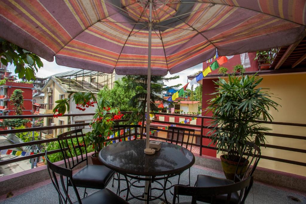 Balkón nebo terasa v ubytování Aryatara Kathmandu Hotel