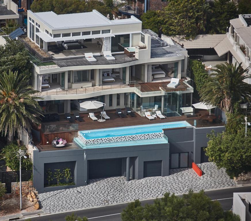 eine Luftansicht eines Hauses mit Pool in der Unterkunft Villa Dolce Vita in Kapstadt