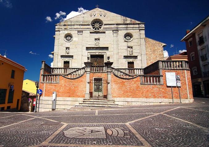 um grande edifício com uma torre de relógio numa rua em Casa Tabor em Ariano Irpino