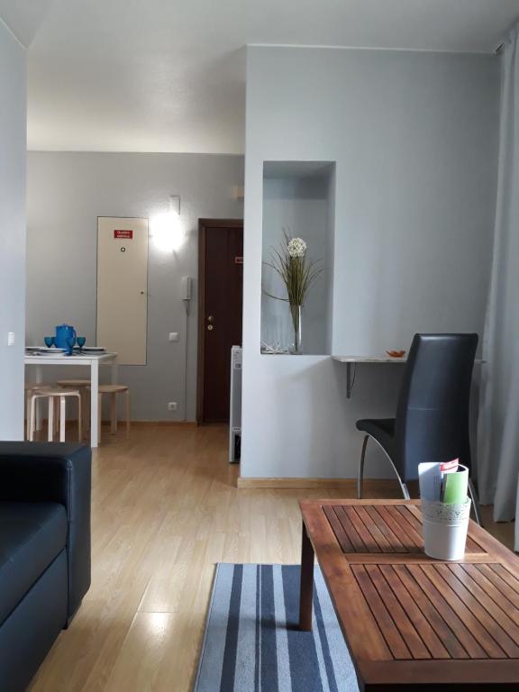 uma sala de estar com um sofá, uma mesa e uma cozinha em Apartamentos América - Blue Sea II no Funchal