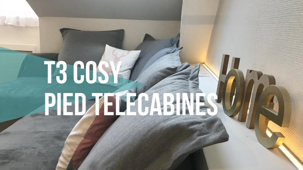 une chambre dotée d'un lit avec des mots électroniques coûtés dans l'établissement Au pied du télécabine, T3 50m2 pour 8 personnes., à Cauterets