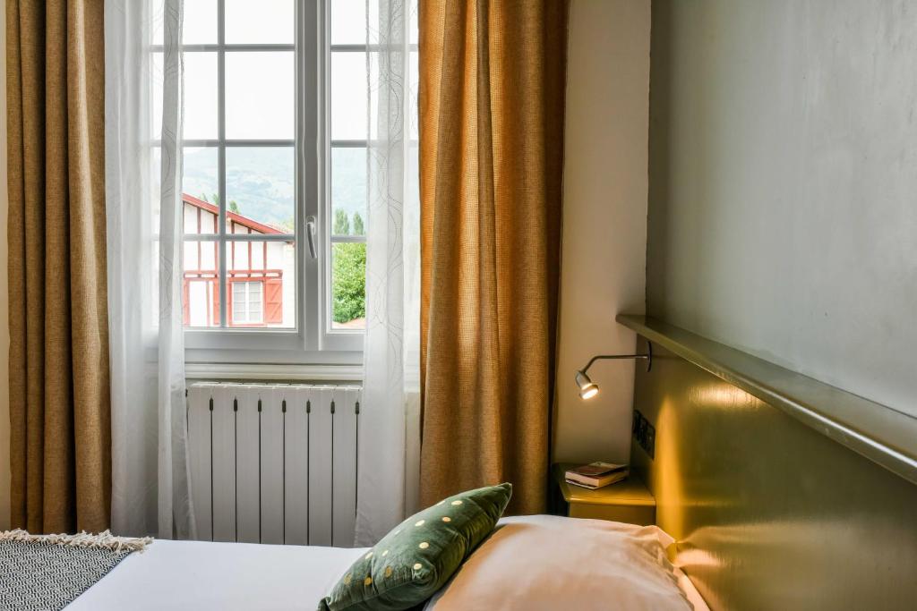 Postel nebo postele na pokoji v ubytování Hôtel Spa Mendi Alde