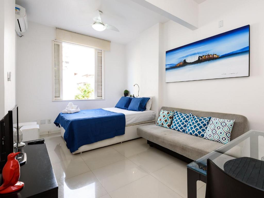 um quarto com uma cama e um sofá em Moderno Studio a 400m da Praia | SL 363/214 no Rio de Janeiro