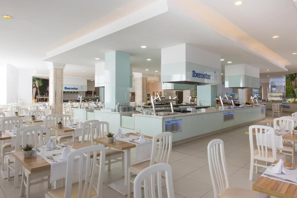 Un restaurante o sitio para comer en Iberostar Waves Bouganville Playa
