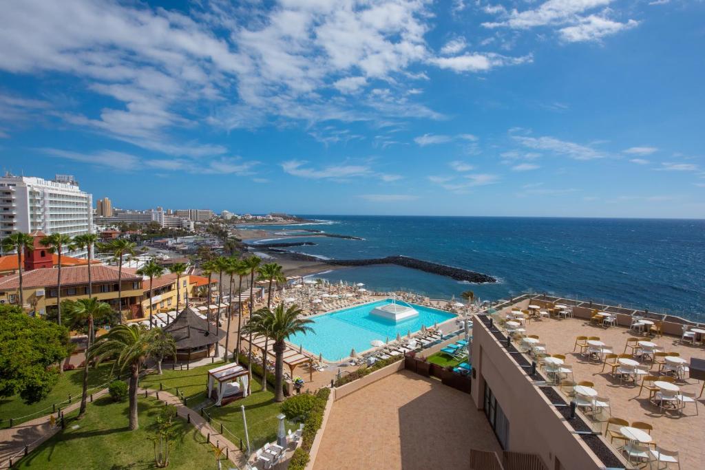 una vista aérea de un complejo con piscina y el océano en Iberostar Waves Bouganville Playa, en Adeje