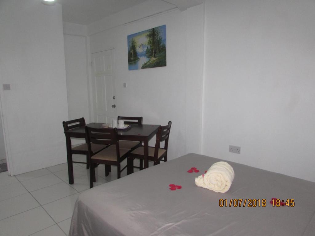 una camera con tavolo e letto e tavolo e sedie di Caribbean Dream Vacation Property CD4 a Gros Islet