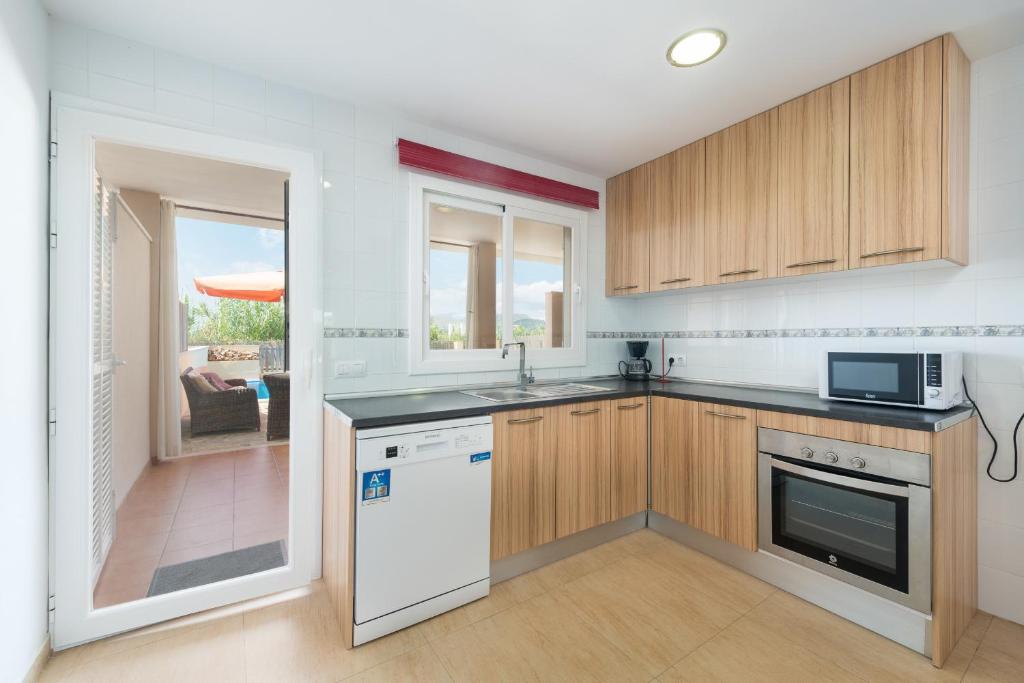 Kuchyň nebo kuchyňský kout v ubytování Villa JERONIMO Alcudia by Mallorca Villa Selection