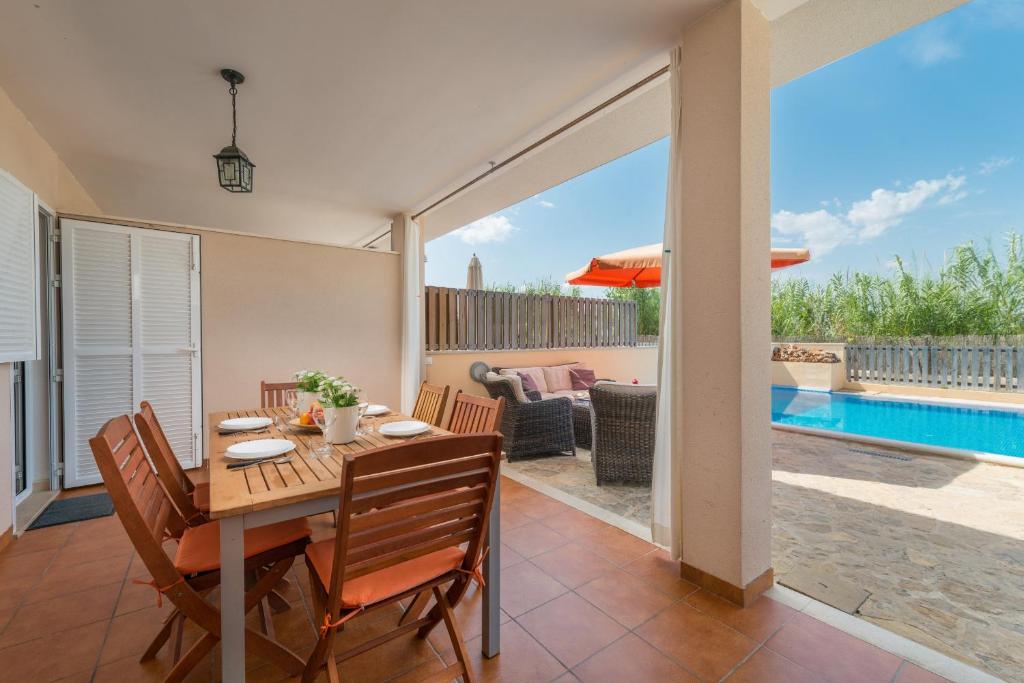 Bazén v ubytování Villa JERONIMO Alcudia by Mallorca Villa Selection nebo v jeho okolí