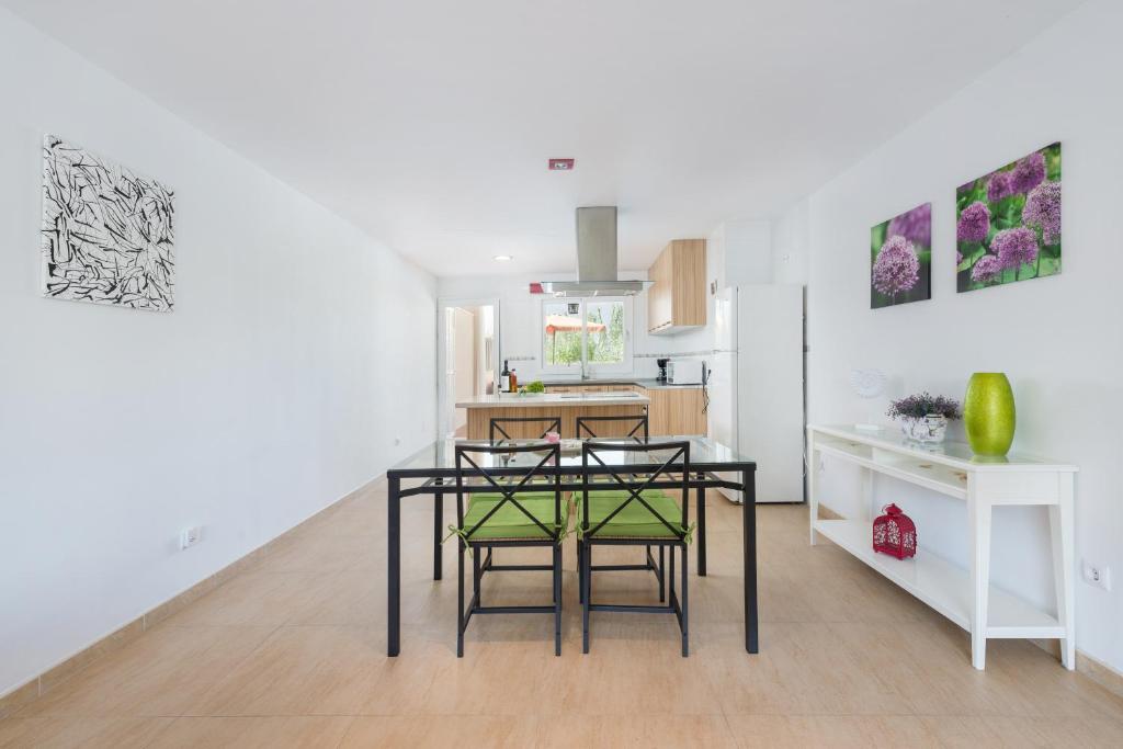 Kuchyň nebo kuchyňský kout v ubytování Villa JERONIMO Alcudia by Mallorca Villa Selection
