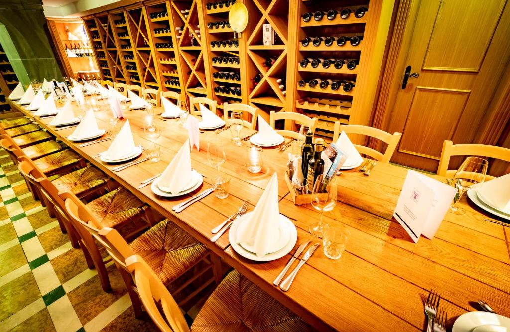 a long wooden table in a wine cellar at XII Apostel Albergo in Cologne