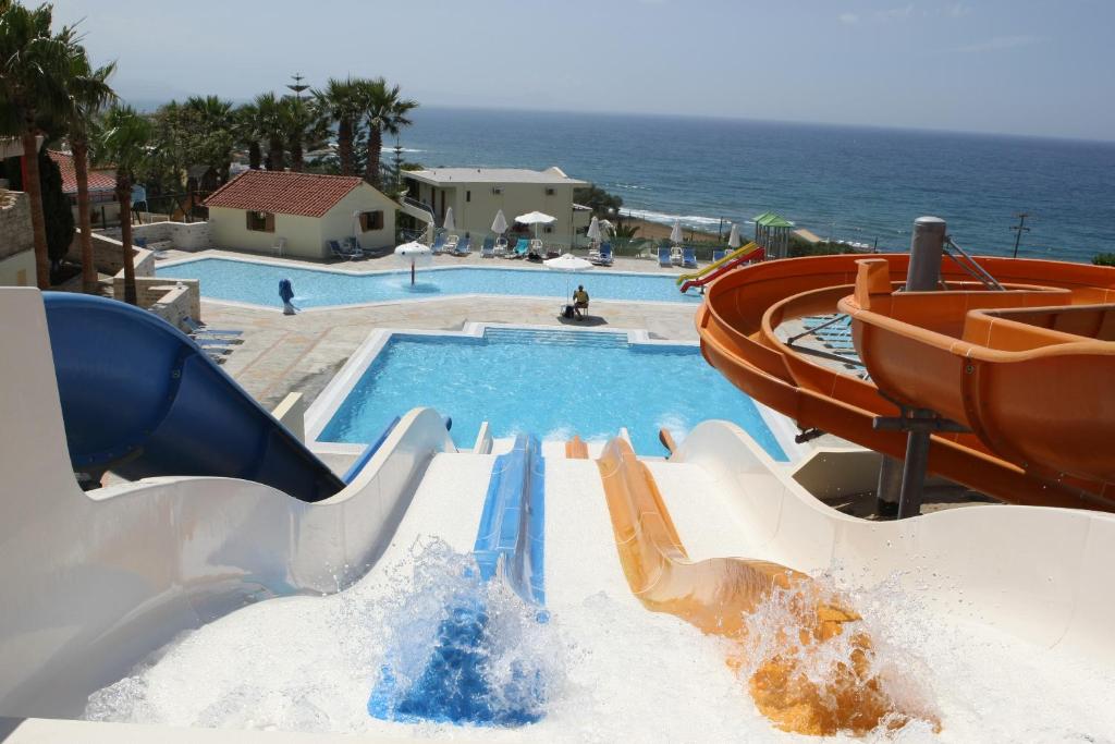 Bazén v ubytování Rethymno Mare Royal & Water Park nebo v jeho okolí