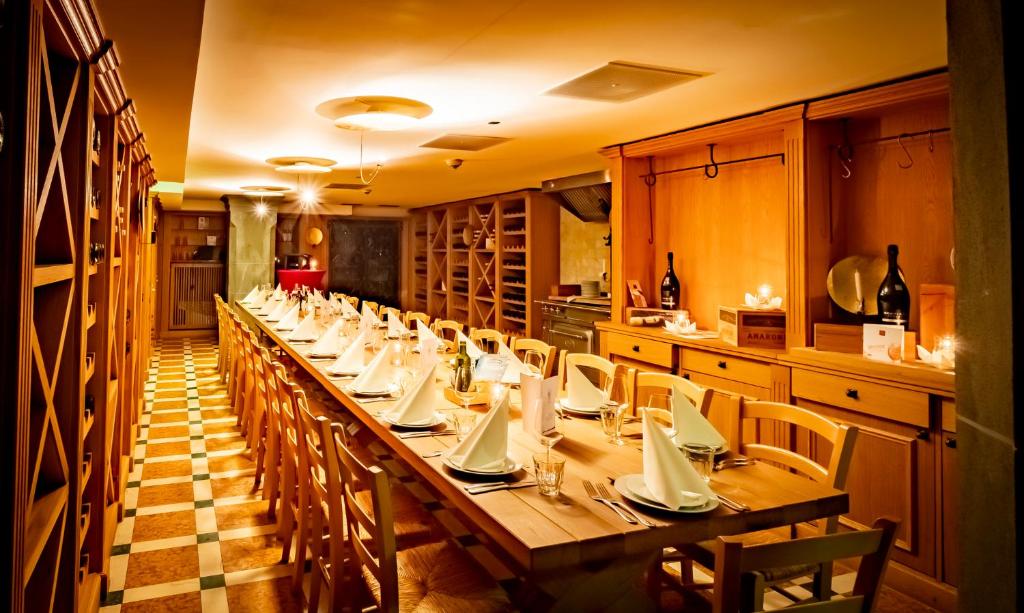 a long dining room with a long table and chairs at XII Apostel Albergo in Cologne