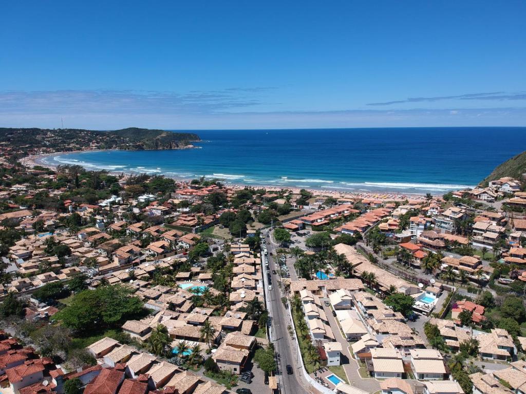 una vista aérea de la ciudad y el océano en Casa Geribá, en Búzios