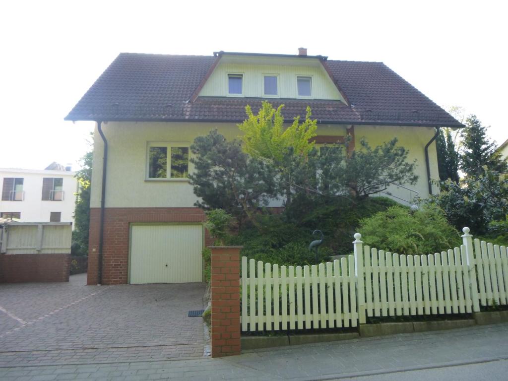 a white picket fence in front of a house at Feriendomizil SONNE , SAND & MEER in Zinnowitz