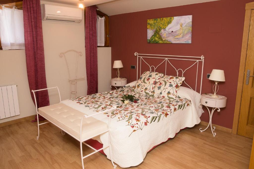 1 dormitorio con 1 cama con colcha blanca en Finca Lebrel, en Pedrola