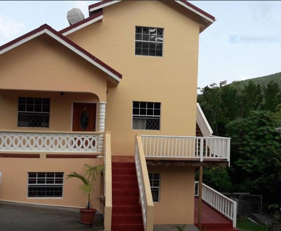 una casa con una scala di fronte di Caribbean Dream Vacation Property CD4 a Gros Islet