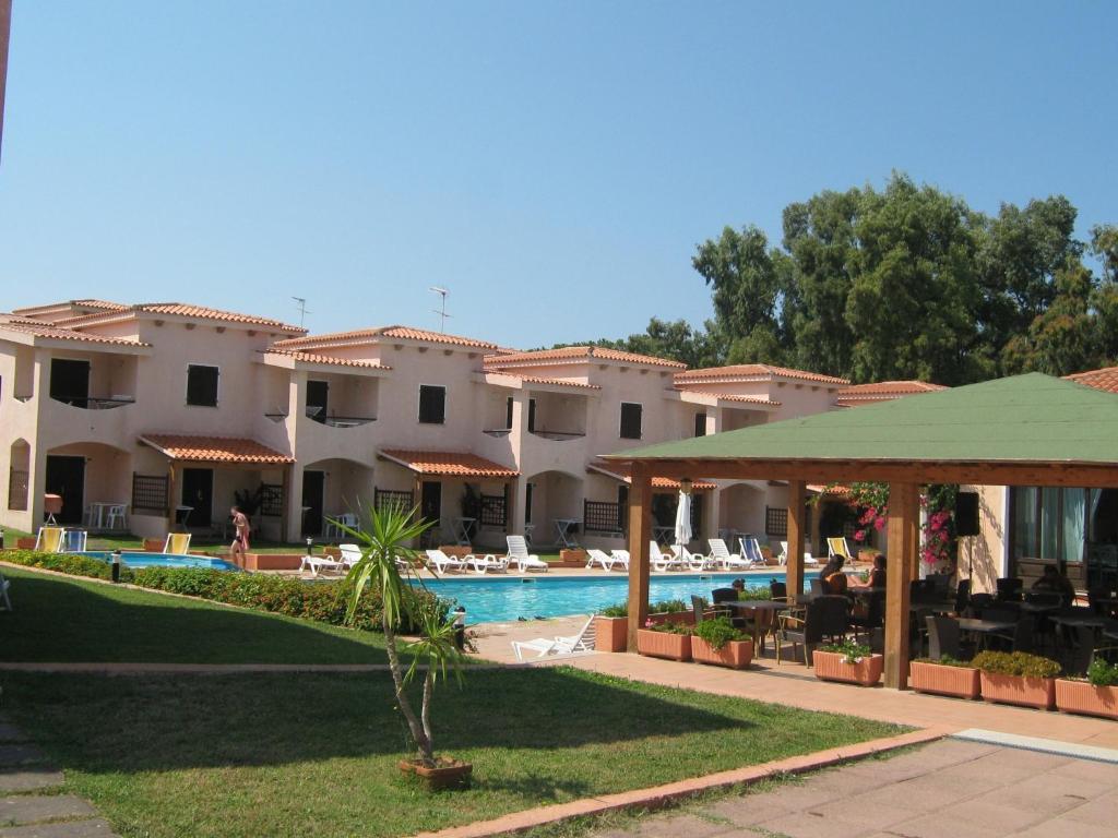 Bazén v ubytování Marina Manna Hotel and Club Village nebo v jeho okolí