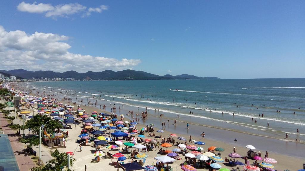  Apto amplo frente ao mar em Meia Praia Itapema