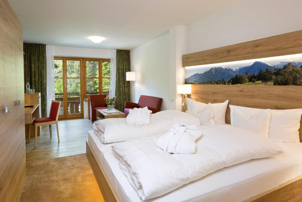 Postel nebo postele na pokoji v ubytování Ringhotel Nebelhornblick