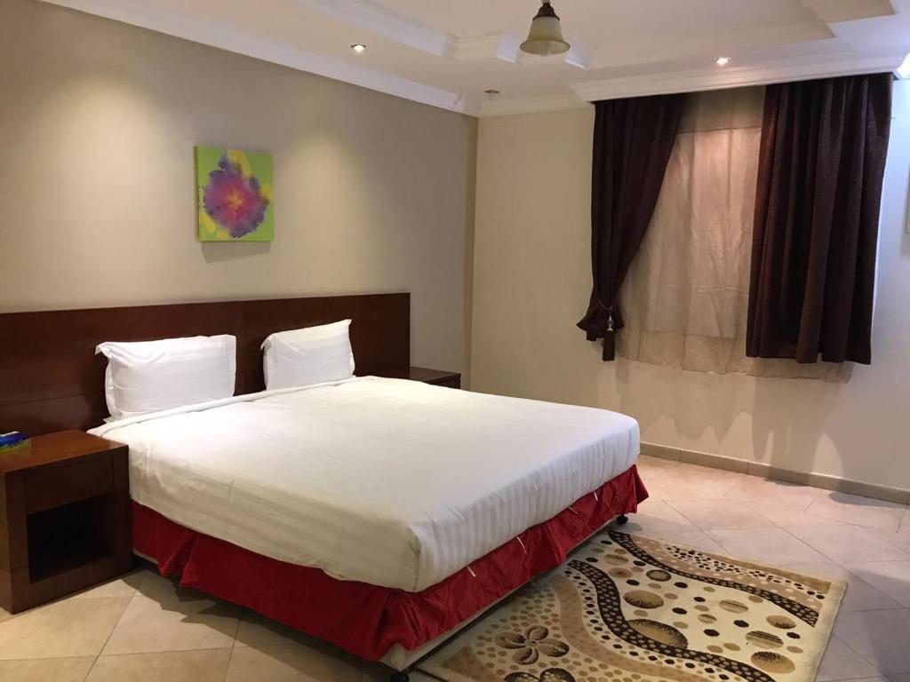 Кровать или кровати в номере البيت المذهل للوحدات السكنية