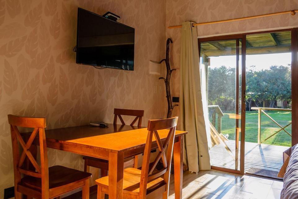 TV a/nebo společenská místnost v ubytování Olmue Natura Lodge & Spa