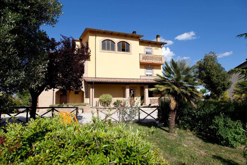 a house with a palm tree in front of it at Casale Ulivi in Grutti