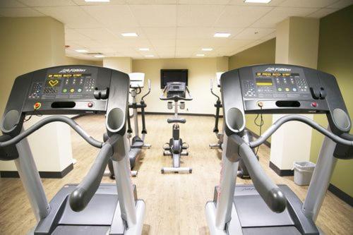 Fitness centrum a/nebo fitness zařízení v ubytování SAIT Residence & Conference Centre - Calgary