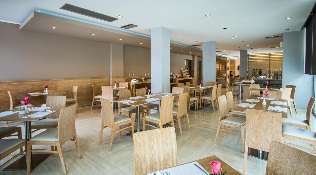Reštaurácia alebo iné gastronomické zariadenie v ubytovaní Aqua Oliva Resort Syvota