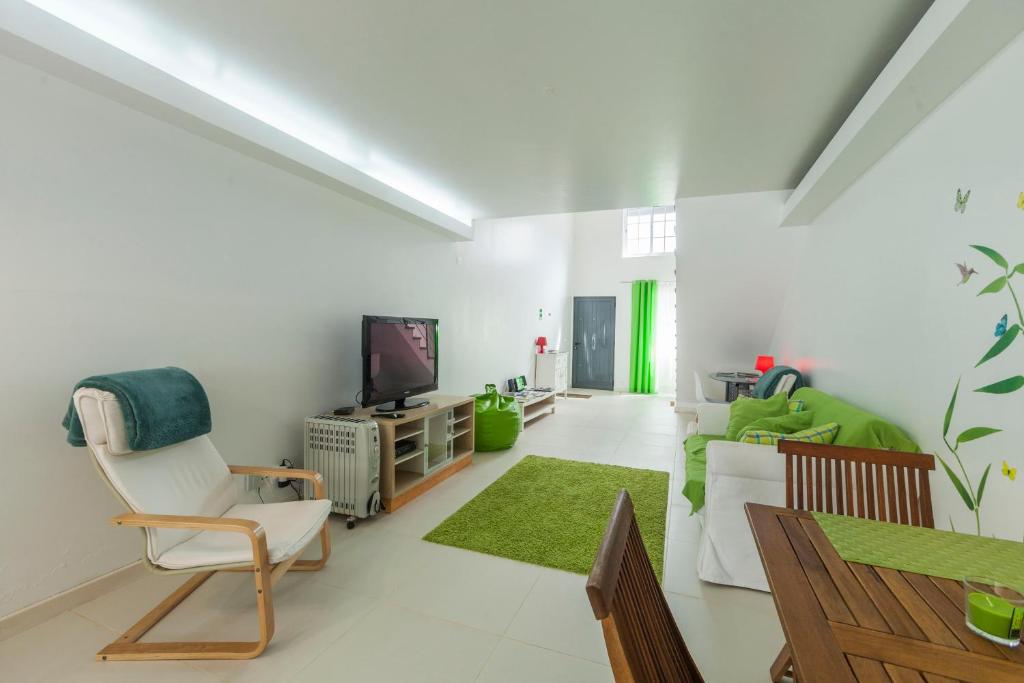 TV a/nebo společenská místnost v ubytování Casa do Poema