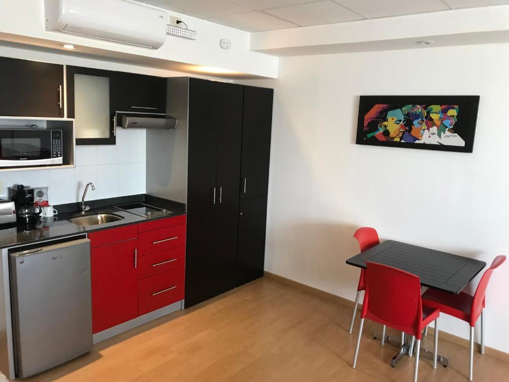 Kuchyň nebo kuchyňský kout v ubytování My Home Suites